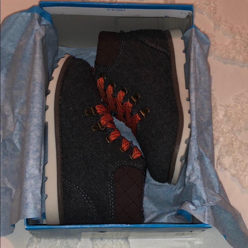 Carter’s boots boys size 8 BNIB